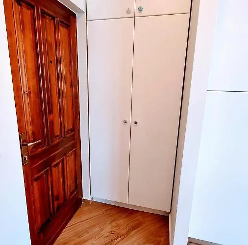 Modern Renovated Apartment 5 Min Walk To Beach Private Parking *