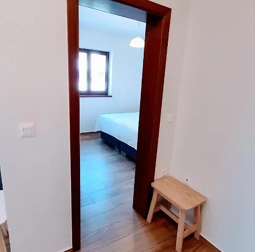 Modern Renovated Apartment 5 Min Walk To Beach Private Parking *