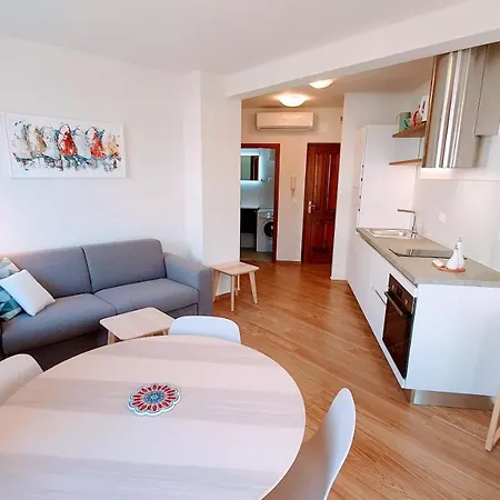 Modern Renovated Apartment 5 Min Walk To Beach Private Parking 波雷奇