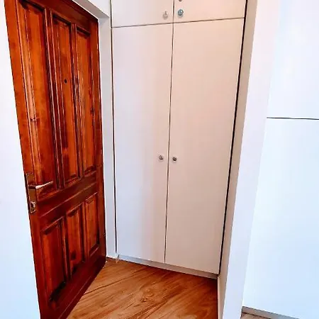 Modern Renovated Apartment 5 Min Walk To Beach Private Parking *