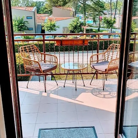 Modern Renovated Apartment 5 Min Walk To Beach Private Parking *