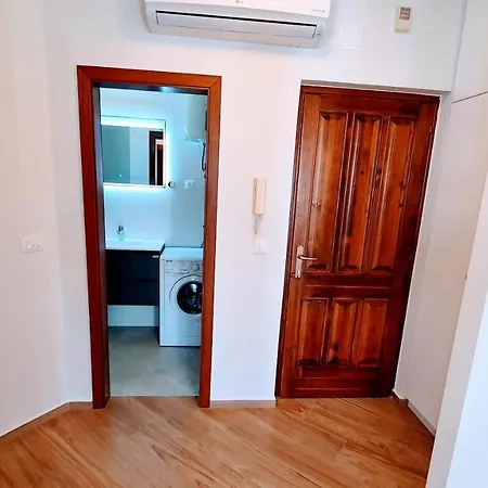 Modern Renovated 5 Min Walk To Private Parking * Пореч