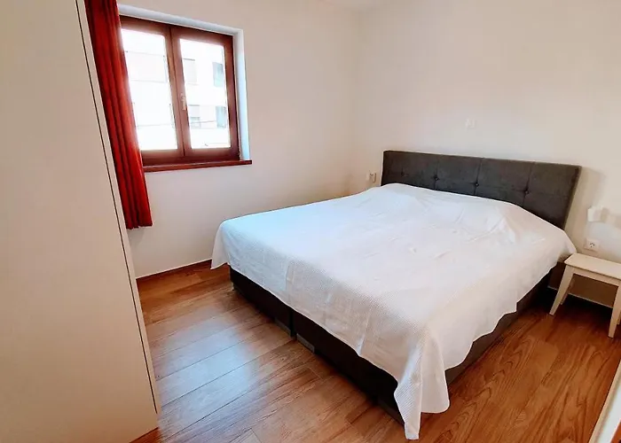 Modern Renovated Apartment 5 Min Walk To Beach Private Parking 波雷奇