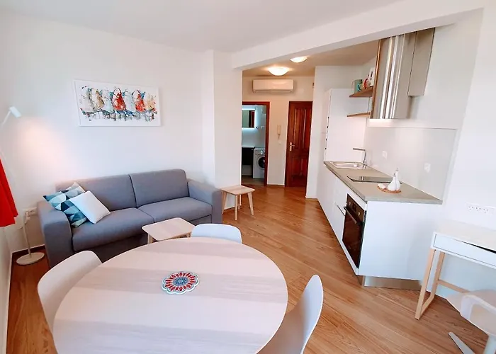 Modern Renovated Apartment 5 Min Walk To Beach Private Parking 波雷奇