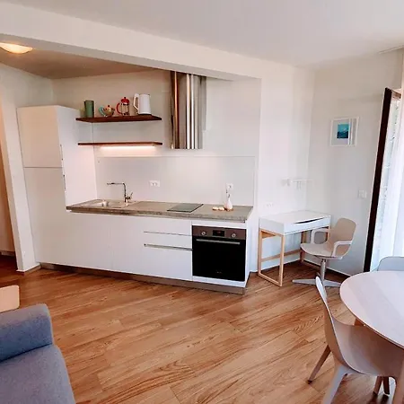 Modern Renovated Apartment 5 Min Walk To Beach Private Parking Apartamento Poreč