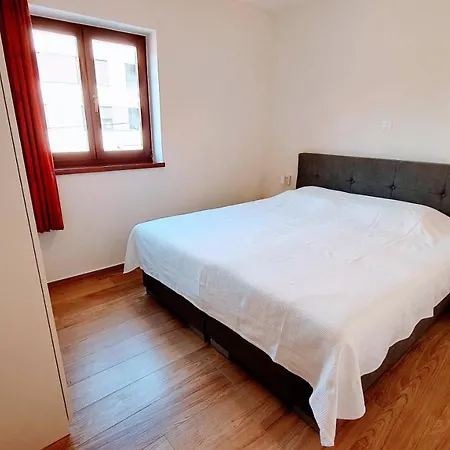 Modern Renovated 5 Min Walk To Private Parking Пореч