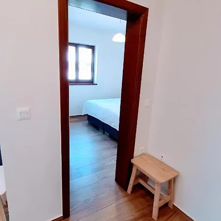 Modern Renovated Apartment 5 Min Walk To Beach Private Parking *