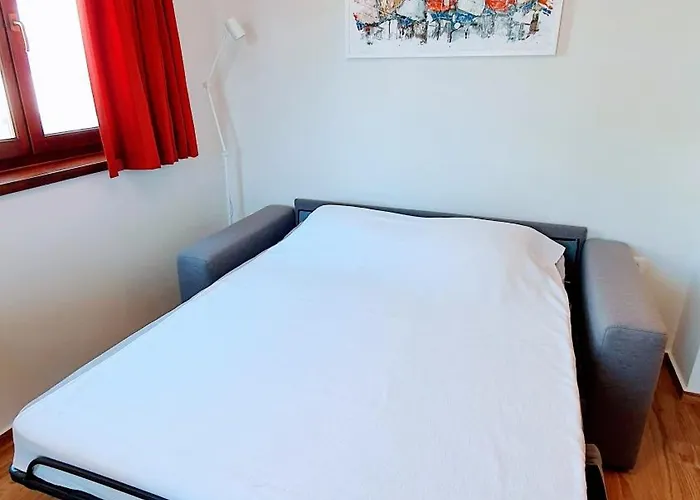 Modern Renovated Apartment 5 Min Walk To Beach Private Parking *