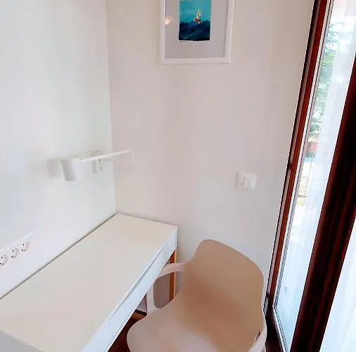 Modern Renovated Apartment 5 Min Walk To Beach Private Parking *