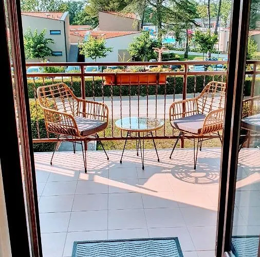 Modern Renovated Apartment 5 Min Walk To Beach Private Parking *